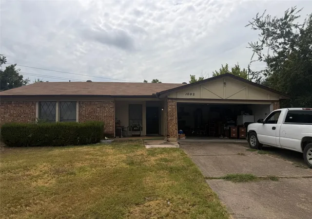Photo 2 of Sale Pending at 1002 Shana Ct, Arlington, TX 76014 | MLS# 21379494 | Listing updated on 2026-09-29