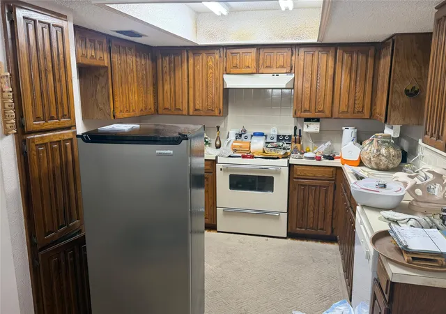 Photo 3 of Sale Pending at 1002 Shana Ct, Arlington, TX 76014 | MLS# 21379494 | Listing updated on 2026-09-29