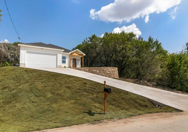 Photo 1 of Single family home for sale at 1001 Apache Ridge Rd, Granbury, TX 76048 | MLS# 21378805 | Listing updated on 2026-09-12