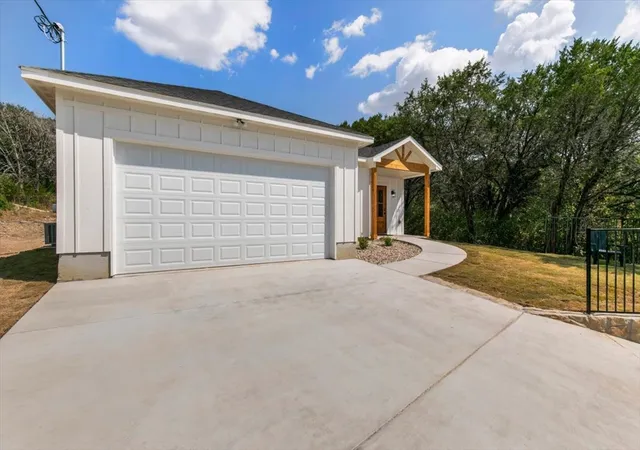Photo 2 of Single family home for sale at 1001 Apache Ridge Rd, Granbury, TX 76048 | MLS# 21378805 | Listing updated on 2026-09-12