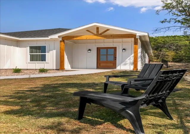 Photo 4 of Single family home for sale at 1001 Apache Ridge Rd, Granbury, TX 76048 | MLS# 21378805 | Listing updated on 2026-09-12