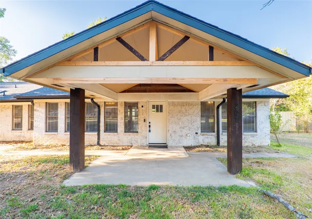 Photo 3 of Single family home for sale at 207 Southridge Rd, Edgewood, TX 75117 | MLS# 21379450 | Listing updated on 2026-09-28