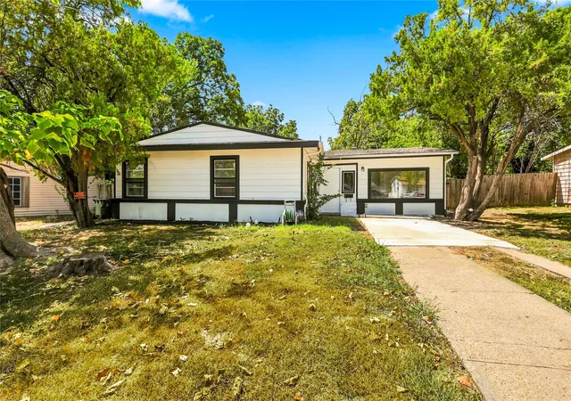 Photo 2 of Single family home for sale at 702 Jonathan Ln, Arlington, TX 76010 | MLS# 21379382 | Listing updated on 2026-09-26