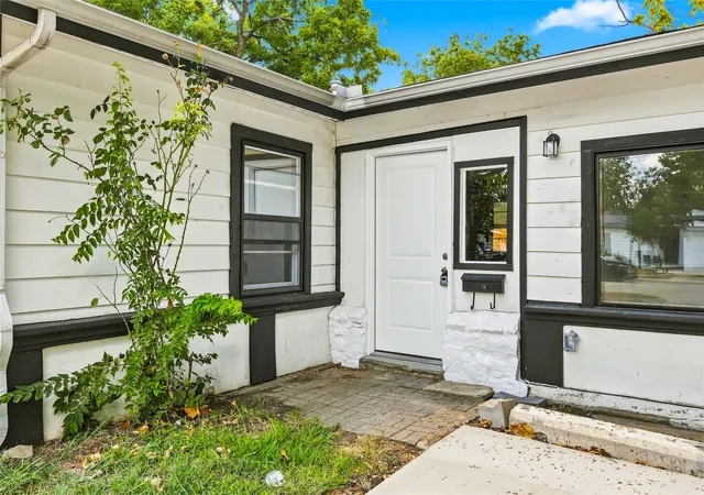 Photo 3 of Single family home for sale at 702 Jonathan Ln, Arlington, TX 76010 | MLS# 21379382 | Listing updated on 2026-09-26
