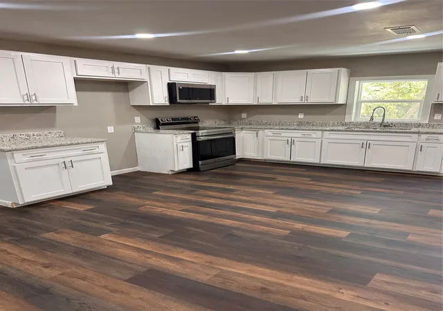 Photo 3 of Single family home for sale at 819 W State St, Terrell, TX 75160 | MLS# 21379582 | Listing updated on 2026-09-26