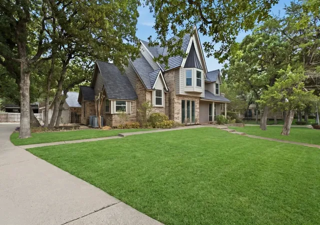 Photo 2 of Single family home for sale at 4705 Villa Vera Dr, Arlington, TX 76017 | MLS# 21379201 | Listing updated on 2026-09-13