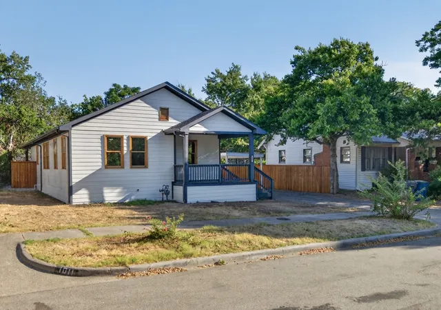 Photo 2 of Single family home for sale at 1007 Winston St, Dallas, TX 75208 | MLS# 21379351 | Listing updated on 2026-10-06