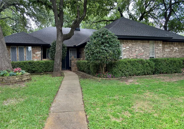 Single family home for sale at 500 Sunlight Ct, Arlington, TX 76006 | MLS# 21379799