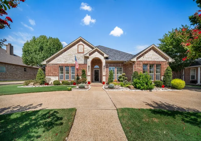 Photo 1 of Sale Pending at 811 Amherst Dr, Waxahachie, TX 75165 | MLS# 21379345 | Listing updated on 2026-09-21