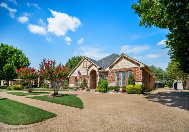 Photo 2 of Sale Pending at 811 Amherst Dr, Waxahachie, TX 75165 | MLS# 21379345 | Listing updated on 2026-09-21