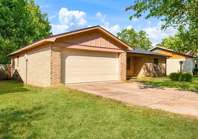 Photo 2 of Single family home for sale at 3475 Vagas Dr, Paris, TX 75462 | MLS# 21350340 | Listing updated on 2026-09-30