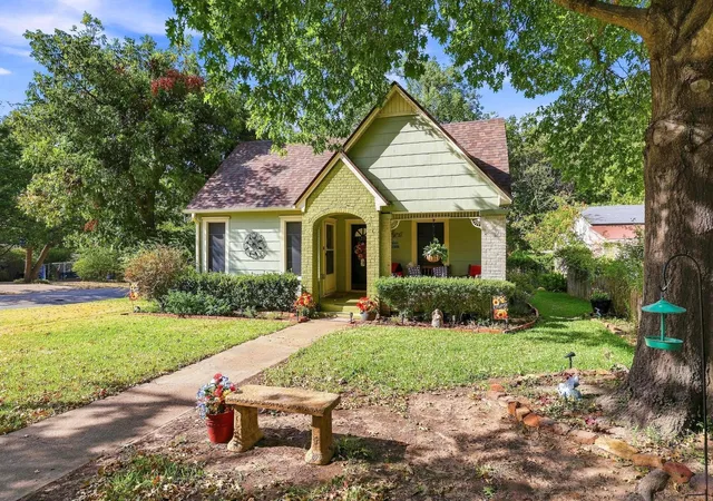 Photo 2 of Single family home for sale at 1231 W Sears St, Denison, TX 75020 | MLS# 21378475 | Listing updated on 2026-09-12