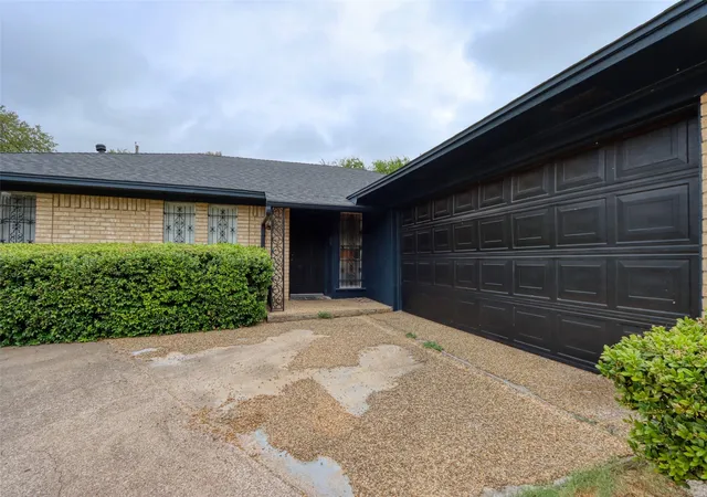 Photo 2 of Single family home for sale at 327 Penguin Dr, Dallas, TX 75241 | MLS# 21379864 | Listing updated on 2026-09-10
