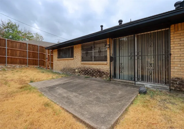 Photo 4 of Single family home for sale at 327 Penguin Dr, Dallas, TX 75241 | MLS# 21379864 | Listing updated on 2026-09-10
