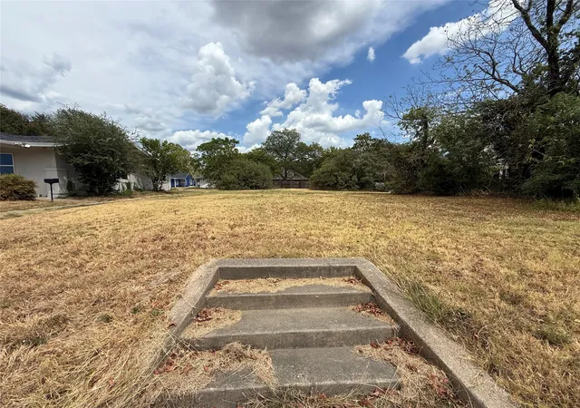Photo 1 of Land for sale at 811 N Travis St, Sherman, TX 75090 | MLS# 21379376 | Listing updated on 2026-09-10