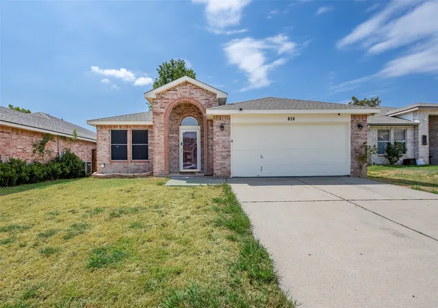 Photo 1 of Single family home for sale at 810 Engleside Dr, Arlington, TX 76018 | MLS# 21379908 | Listing updated on 2026-09-14