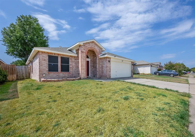 Photo 2 of Single family home for sale at 810 Engleside Dr, Arlington, TX 76018 | MLS# 21379908 | Listing updated on 2026-09-14