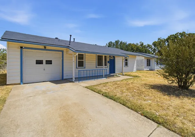 Photo 1 of Sale Pending at 804 Aransas Dr, Euless, TX 76039 | MLS# 21353341 | Listing updated on 2026-10-02