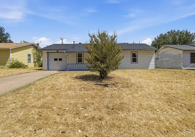 Photo 2 of Sale Pending at 804 Aransas Dr, Euless, TX 76039 | MLS# 21353341 | Listing updated on 2026-10-02