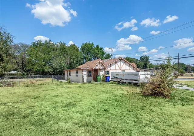 Photo 4 of Single family home for sale at 612 Meadow Park Dr, Fort Worth, TX 76108 | MLS# 21379901 | Listing updated on 2026-09-10