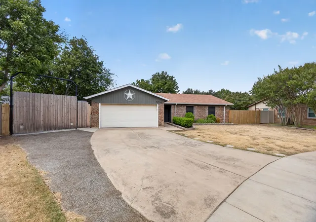 Photo 3 of Sale Pending at 554 Taos Ct, Saginaw, TX 76179 | MLS# 21378664 | Listing updated on 2026-10-02