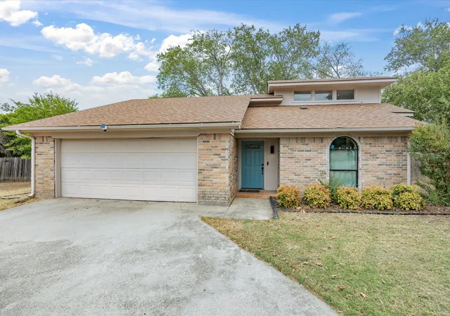 Photo 2 of Single family home for sale at 1701 Queen St, Fort Worth, TX 76103 | MLS# 21375733 | Listing updated on 2026-09-08