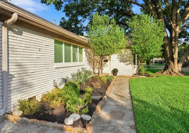 Photo 3 of Single family home for sale at 6211 Town Hl Ln, Dallas, TX 75214 | MLS# 21379528 | Listing updated on 2026-09-13