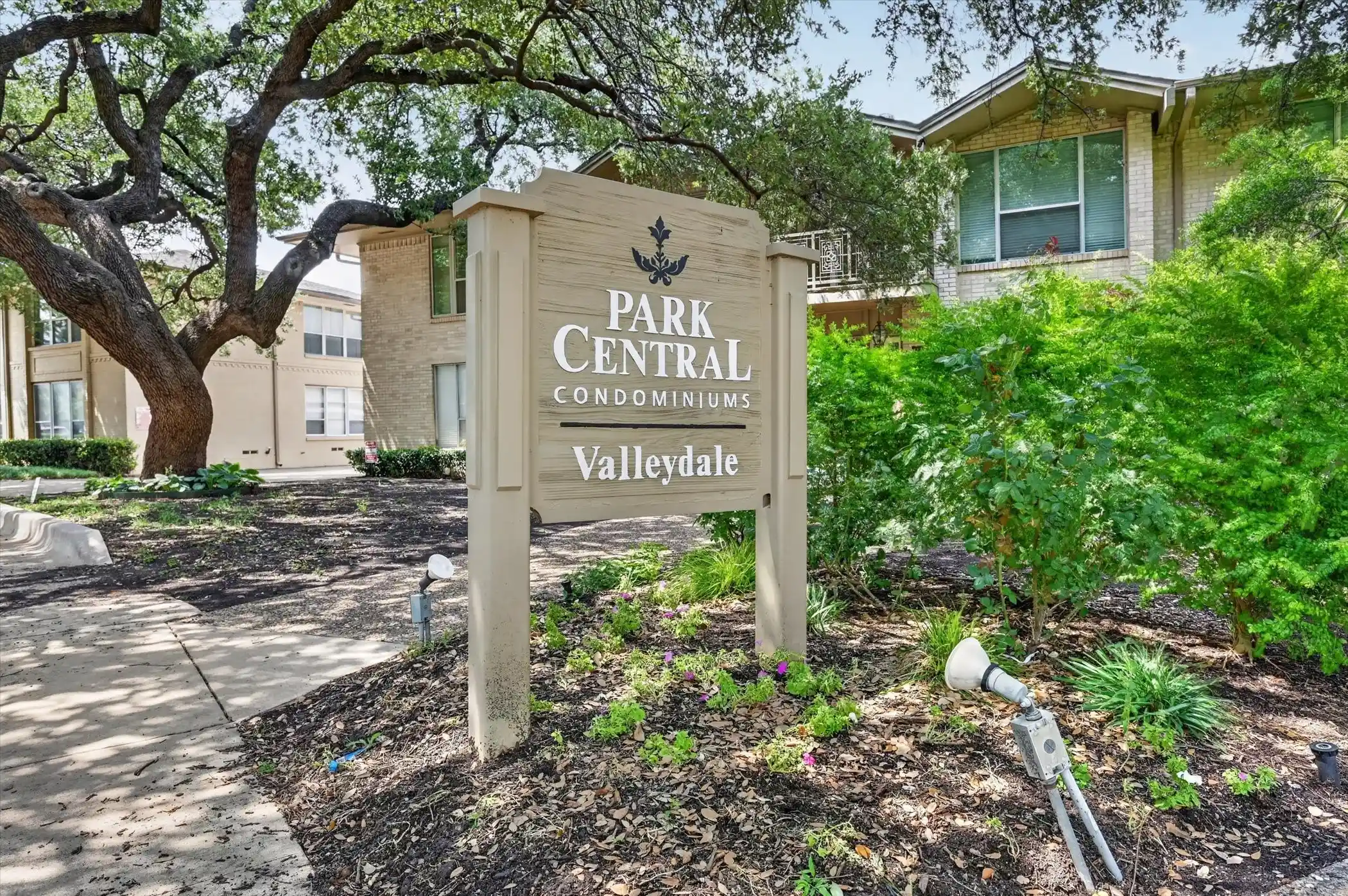Listing Photo 2 - Condo for sale in 11116 Valleydale Dr located at 11116 Valleydale Dr, Dallas, TX 75230 - Unit 11116 Valleydale Dr