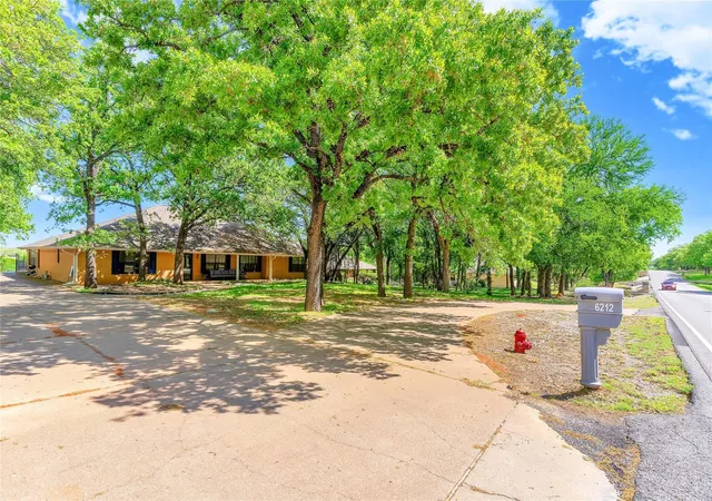 Photo 1 of Single family home for sale at 6212 Westover Dr, Granbury, TX 76049 | MLS# 21379759 | Listing updated on 2026-09-08