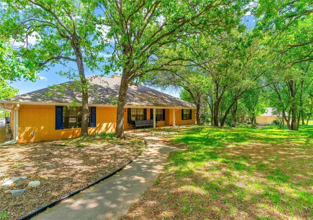 Photo 2 of Single family home for sale at 6212 Westover Dr, Granbury, TX 76049 | MLS# 21379759 | Listing updated on 2026-09-08