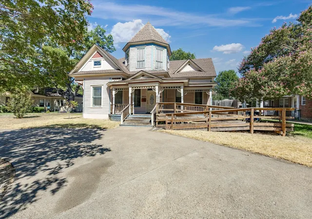 Photo 2 of Single family home for sale at 504 W Knox St, Ennis, TX 75119 | MLS# 21378048 | Listing updated on 2026-09-08