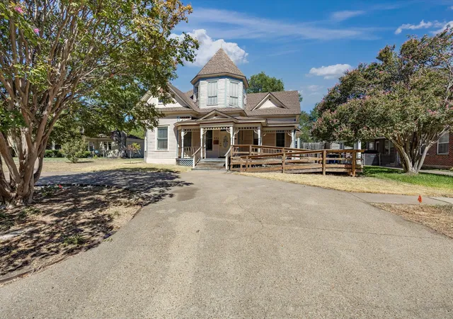 Photo 3 of Single family home for sale at 504 W Knox St, Ennis, TX 75119 | MLS# 21378048 | Listing updated on 2026-09-08