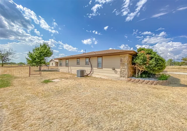 Photo 3 of Single family home for sale at 520 Greenfield Rd, Abilene, TX 79602 | MLS# 21377405 | Listing updated on 2026-09-12