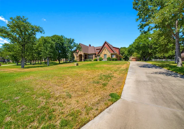 Photo 3 of Single family home for sale at 190 Wood Oak Trl, Weatherford, TX 76088 | MLS# 21378831 | Listing updated on 2026-09-08