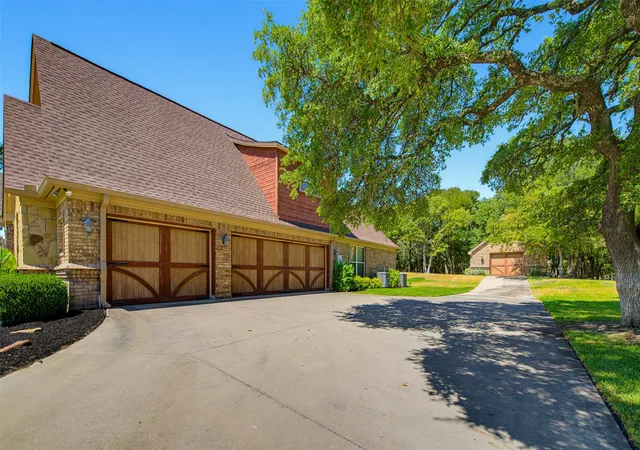 Photo 4 of Single family home for sale at 190 Wood Oak Trl, Weatherford, TX 76088 | MLS# 21378831 | Listing updated on 2026-09-08