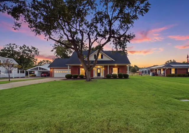 Photo 1 of Single family home for sale at 400 S College St, Pilot Point, TX 76258 | MLS# 21374114 | Listing updated on 2026-09-12