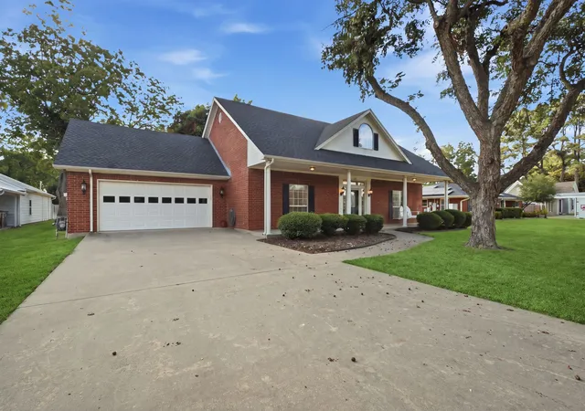 Photo 2 of Single family home for sale at 400 S College St, Pilot Point, TX 76258 | MLS# 21374114 | Listing updated on 2026-09-12