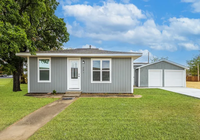 Photo 1 of Single family home for sale at 201 Deputy Larry Miller Dr, Granbury, TX 76048 | MLS# 21380143 | Listing updated on 2026-09-13