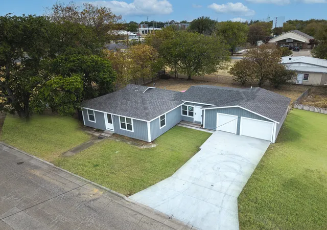 Photo 2 of Single family home for sale at 201 Deputy Larry Miller Dr, Granbury, TX 76048 | MLS# 21380143 | Listing updated on 2026-09-13