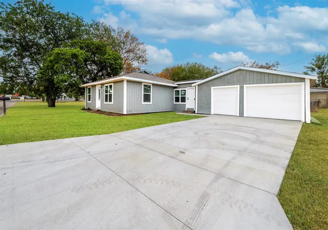 Photo 4 of Single family home for sale at 201 Deputy Larry Miller Dr, Granbury, TX 76048 | MLS# 21380143 | Listing updated on 2026-09-13