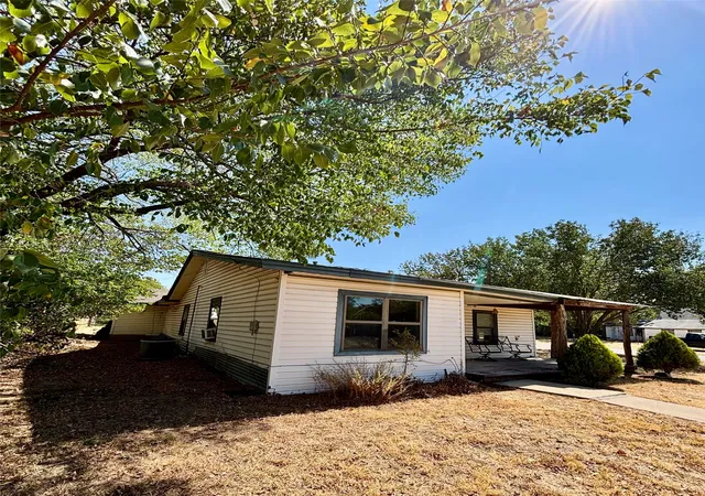 Photo 2 of Single family home for sale at 600 Travis St, Nocona, TX 76255 | MLS# 21380182 | Listing updated on 2026-09-29