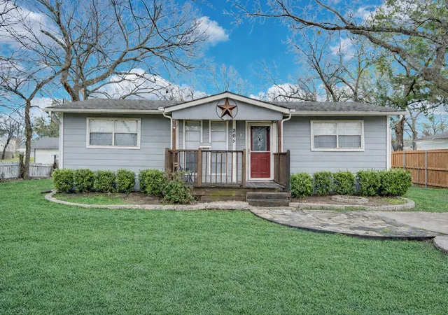 Photo 1 of Single family home for sale at 205 W Latimer St, Ennis, TX 75119 | MLS# 21380162 | Listing updated on 2026-09-08