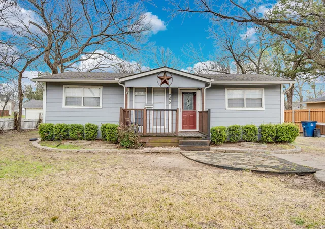 Photo 2 of Single family home for sale at 205 W Latimer St, Ennis, TX 75119 | MLS# 21380162 | Listing updated on 2026-09-08