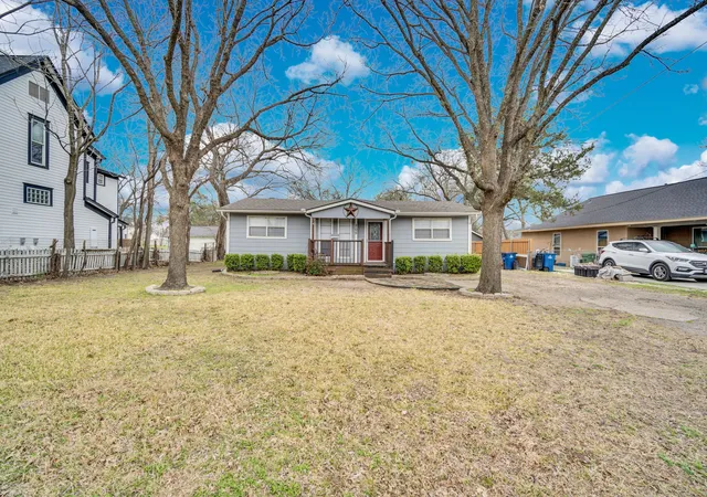 Photo 3 of Single family home for sale at 205 W Latimer St, Ennis, TX 75119 | MLS# 21380162 | Listing updated on 2026-09-08