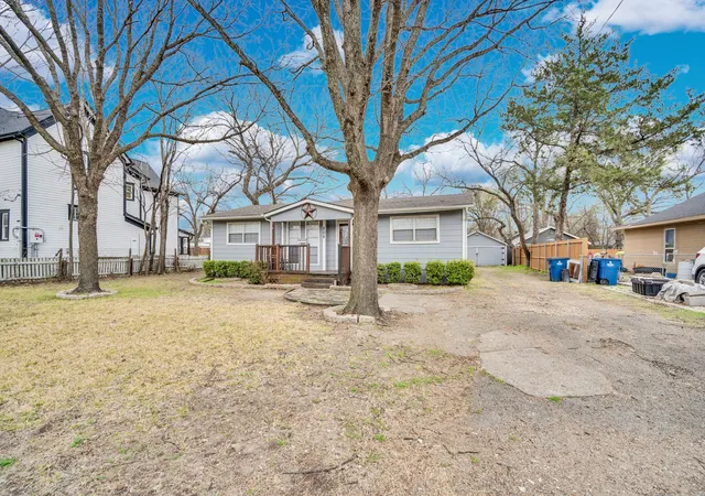 Photo 4 of Single family home for sale at 205 W Latimer St, Ennis, TX 75119 | MLS# 21380162 | Listing updated on 2026-09-08