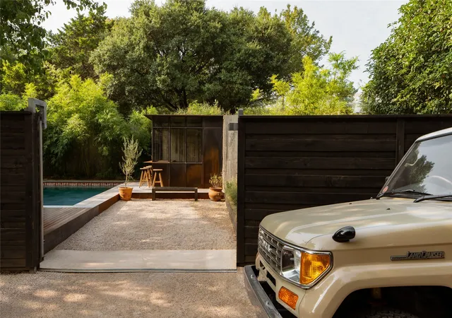 Photo 3 of Single family home for sale at 938 N Clinton Ave, Dallas, TX 75208 | MLS# 21367948 | Listing updated on 2026-09-12