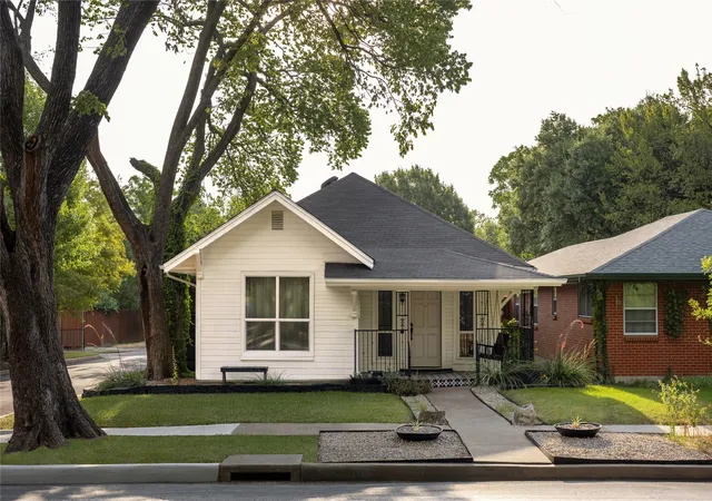 Photo 4 of Single family home for sale at 938 N Clinton Ave, Dallas, TX 75208 | MLS# 21367948 | Listing updated on 2026-09-12