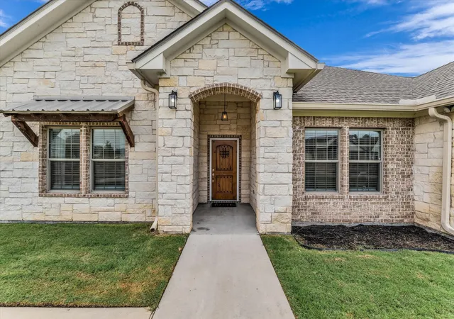 Photo 3 of Single family home for sale at 128 Sydney Ln, Lorena, TX 76655 | MLS# 21379930 | Listing updated on 2026-09-08