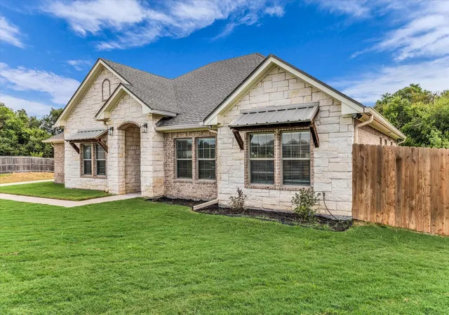 Photo 3 of Single family home for sale at 128 Sydney Ln, Lorena, TX 76655 | MLS# 21379930 | Listing updated on 2026-09-08