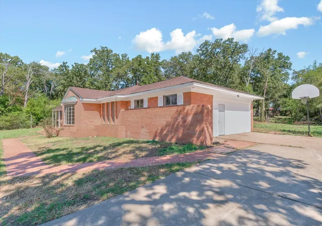 Photo 3 of Sale Pending at 609 E Dewey St, Malakoff, TX 75148 | MLS# 21371566 | Listing updated on 2026-10-03